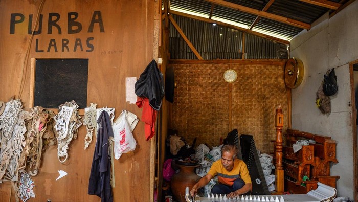 Pekerja membawa dudukan untuk saron yang telah di produksi di rumah produksi gamelan Purba Laras di Cipamokolan, Bandung, Jawa Barat, Jumat (29/9/2023). Rumah produksi gamelan Purba Laras yang telah ada sejak 1960 an tersebut telah menjual gamelan ke berbagai negara di Eropa seperti Inggris, Perancis, Belanda dan Norwedia serta negara di Benua Asia dan Australia yang dijual dengan harga Rp12 juta per set hingga Rp500 juta per set gamelan tergantung dari bahan baku yang digunakan. ANTARA FOTO/Raisan Al Farisi/rwa.