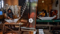 Pekerja menyelesaikan produksi kecapi di rumah produksi gamelan Purba Laras di Cipamokolan, Bandung, Jawa Barat, Jumat (29/9/2023).