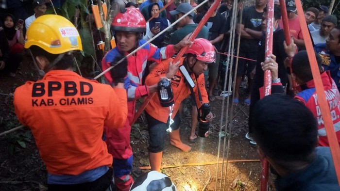 Proses evakuasi korban terperosok ke sumur di kebun kopi Ciamis, Jumat (29/9/2023).