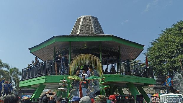 Prosesi Siraman Gong Kiai Pradah di Blitar