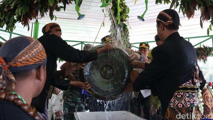 Prosesi Siraman Gong Kiai Pradah di Blitar