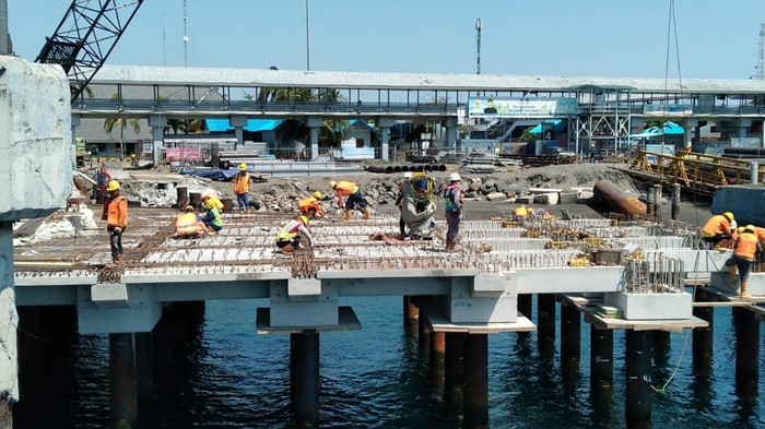 Peningkatan dermaga ponton menjadi dermaga movable bridge (MB) di Pelabuhan Gilimanuk, Jembrana, Bali, pada Kamis (28/9/2023).