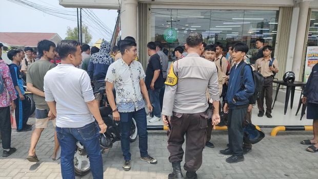 Suasana usai penyerangan ke MAN 1 Bengkulu, sejumlah siswa mengamankan diri menghindari keributan.