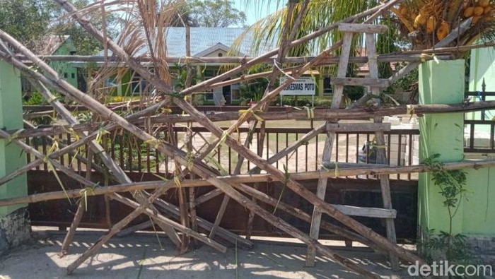Puskesmas Poto di Kupang, NTT, disegel warga.
