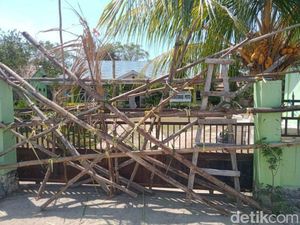 Kesal Pasien Tak Dilayani Baik, Puluhan Warga Segel Puskesmas di Kupang