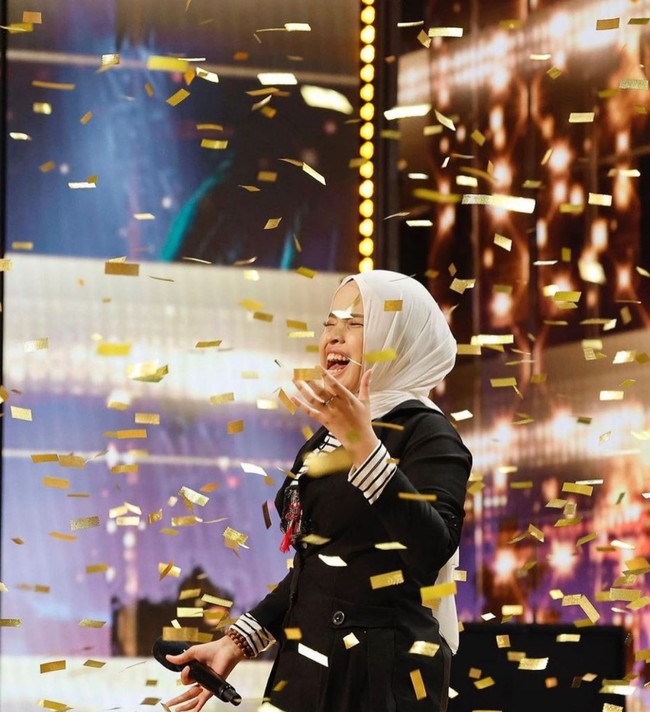 Membawakan lagu ciptaannya sendiri yang berjudul ‘Loneliness’, suara merdu dan berkarakter kuat Putri membuat juri Simon Cowell terkagum-kagum. Putri pun meraih Golden Buzzer sebagai tiket yang meloloskannya ke semifinal. Foto: Instagram/@arianinismaputri