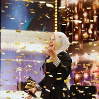 Membawakan lagu ciptaannya sendiri yang berjudul ‘Loneliness’, suara merdu dan berkarakter kuat Putri membuat juri Simon Cowell terkagum-kagum. Putri pun meraih Golden Buzzer sebagai tiket yang meloloskannya ke semifinal. Foto: Instagram/@arianinismaputri