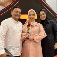 Atas prestasinya, Putri Ariani mendapat penghargaan sebagai Favorite Solo Singer di Telkomsel Awards 2023 pada 21 Juli 2023. Penyanyi sekaligus pencipta lagu ini tampil cantik berbalut setelan blazer metalik dengan aksen pita dari koleksi IKYK. Foto: Instagram/@arianinismaputri