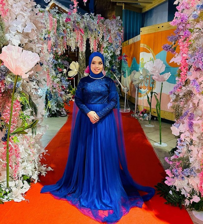 Gadis yang pandai bermain piano ini kembali diganjar penghargaan di perayaan !nsert yang ke-20 tahun pada 30 Juli 2023. Menerima trofi sebagai Breakthrough Celebrity, Putri bergaya glamor dengan gaun cobalt blue berhias glitter yang menawan. Foto: Instagram/@arianinismaputri