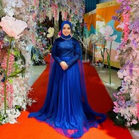 Gadis yang pandai bermain piano ini kembali diganjar penghargaan di perayaan !nsert yang ke-20 tahun pada 30 Juli 2023. Menerima trofi sebagai Breakthrough Celebrity, Putri bergaya glamor dengan gaun cobalt blue berhias glitter yang menawan. Foto: Instagram/@arianinismaputri
