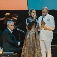 Sembari menunggu tampil di semifinal America’s Got Talent 2023, Putri mengisi waktu dengan berkarya dan bernyanyi di berbagai acara. Bahkan dia menjadi salah satu talent di konser David Foster dan berduet dengan penyanyi senior Peabo Bryson. Penampilannya cantik dan modest berbalut gaun hitam yang dipadu vest emas metalik karya Tiffany Liem. Foto: Instagram/@arianinismaputri