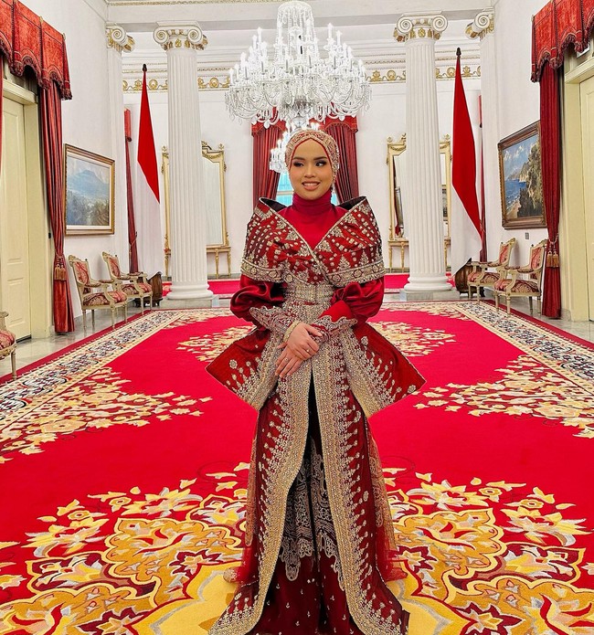 Putri Ariani bergaya megah dengan gaun merah dari kain songket rancangan Tiffany Liem, saat menyumbangkan suara emasnya di HUT Ke-78 RI pada 17 Agustus 2023. Foto: Instagram/@arianinismaputri