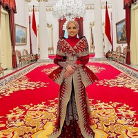 Putri Ariani bergaya megah dengan gaun merah dari kain songket rancangan Tiffany Liem, saat menyumbangkan suara emasnya di HUT Ke-78 RI pada 17 Agustus 2023. Foto: Instagram/@arianinismaputri