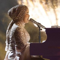 Saat yang ditunggu-tunggu akhirnya tiba. Tiga bulan sejak tampil di audisi, Putri tampil di semifinal America’s Got Talent 2023. Menyanyi sambil main piano, ia bergaya ekstra glamor mengenakan gaun nuansa emas berkilau, juga dari koleksi Tiffany Liem. Foto: Instagram/@arianinismaputri