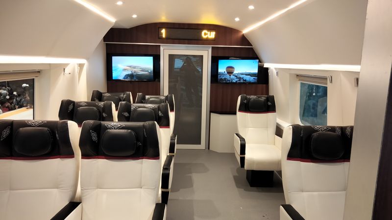 Replikas kereta cepat Whoosh di Hub Space X KAI Expo 2023.