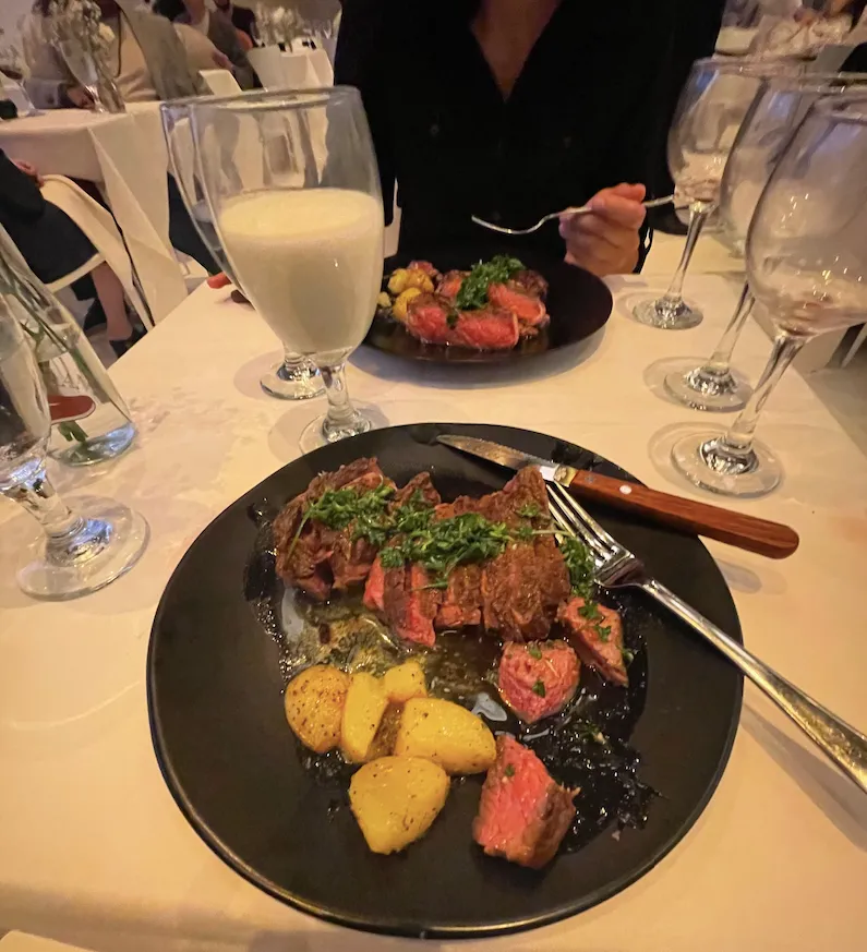 Steakhouse Palsu Kebanjiran Reservasi, Berujung Jadi Restoran Beneran