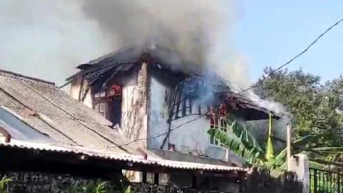 Kebakaran terjadi di sebuah rumah kosong di Kelurahan Marga Jaya, Kecamatan Bogor Barat, Kota Bogor. Rumah dua lantai tanpa penghuni itu terbakar imbas sarang tawon dibakar oleh warga.