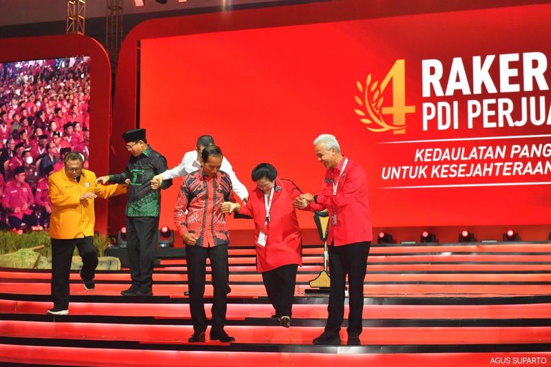 Saat Jokowi dan Ganjar Gandeng Megawati di Rakernas PDIP (Agus Suparto/Fotografer Presiden Jokowi)
