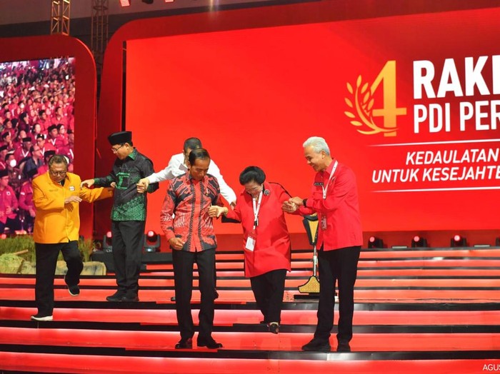 Saat Jokowi dan Ganjar Gandeng Megawati di Rakernas PDIP (Agus Suparto/Fotografer Presiden Jokowi)
