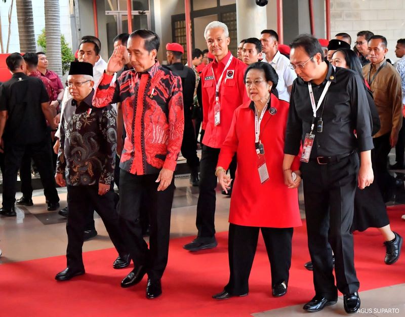 Saat Jokowi dan Ganjar Gandeng Megawati di Rakernas PDIP (Agus Suparto/Fotografer Presiden Jokowi)