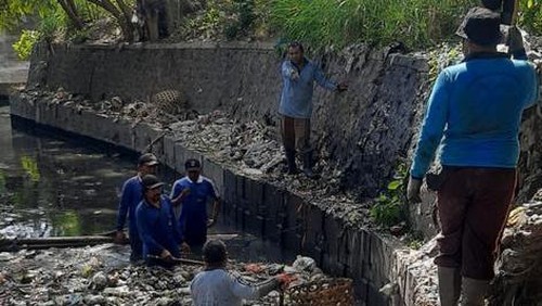 Penanganan sampah di Tukad Teba, Kecamatan Denpasar Barat, Bali pada beberapa waktu lalu.