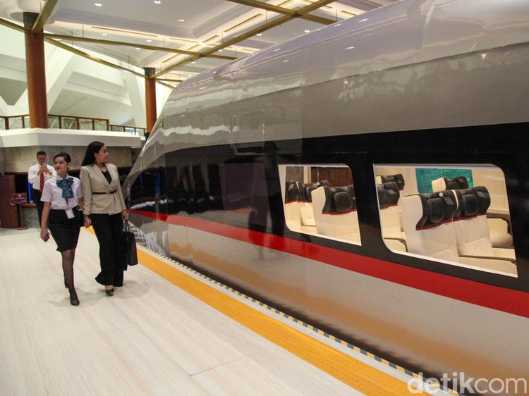 Sensasi Naik Kereta Cepat Whoosh Saat Main ke Hub Space JCC