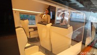 Menariknya, di dalam kereta terdapat beberapa bangku yang boleh kamu duduki selama pameran.   