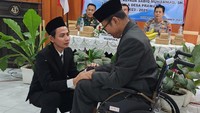 Serah terima jabatan Kades Prawatan, Kecamatan Jogonalan, Klaten, Jumat (29/9/2023) pagi. Kades baru, Sabiq (kiri), dan Kades lama (kanan, duduk di kursi roda). Foto: dok pribadi Sabiq.