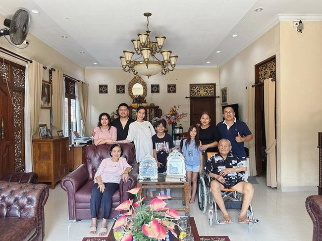 Mengenakan kaos oversized saat berkunjung ke rumah ommanya, baby bump Sheila sudah mmulai terlihat. Foto: Instagram/@itssheilamj