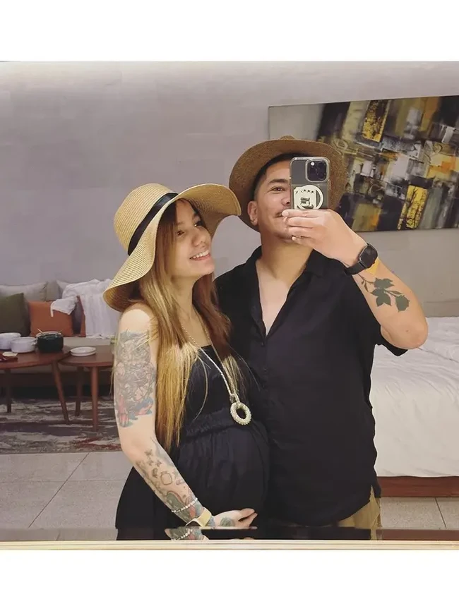 Pada foto mirror selfie bersama suaminya, Dimas Akira, terlihat jelas bahwa baby bump di perut Sheila itu sudah semakin jelas. Pasangan yang menikah pada Februari 2020 itu juga terlihat kompak mengenakan pakaian berwarna hitam dan topi. Foto: Instagram/@itssheilamj