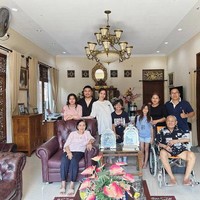 Mengenakan kaos oversized saat berkunjung ke rumah ommanya, baby bump Sheila sudah mmulai terlihat. Foto: Instagram/@itssheilamj