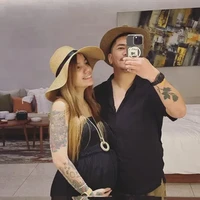 Pada foto mirror selfie bersama suaminya, Dimas Akira, terlihat jelas bahwa baby bump di perut Sheila itu sudah semakin jelas. Pasangan yang menikah pada Februari 2020 itu juga terlihat kompak mengenakan pakaian berwarna hitam dan topi. Foto: Instagram/@itssheilamj