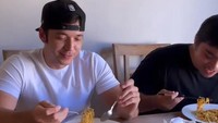 Saat mie sudah disajikan ia langsung melahapnya. Awalnya, Stefan William tak merasa kepedasan sebelum menyentuh cabai. Foto: Instagram/stefannwilliam
