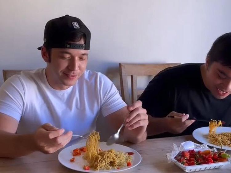 Gabung PAN, Stefan William Lakukan Tantangan Makan Mie Super Pedas