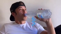 Akibat menantang dirinya sendiri, Stefan William tak kuat menahan kepedasan. Air mineral berukuran besar menjadi penyelamat baginya. Foto: Instagram/stefannwilliam