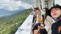 Tak lagi shooting stripping membuat Stefan William memiliki banyak waktu bersama temannya. Ia pergi ke kafe yang berada di atas ketinggian untuk healing bersama. Foto: Instagram/stefannwilliam