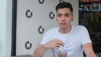 Minuman yang segar dan manis menjadi pilihannya saat cuaca panas. Ia tampak bersantai dan menikmati suasana yang tenang. Foto: Instagram/stefannwilliam