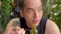 Menghabiskan waktu di tempat kebugaran, Stefan William juga memerhatikan asupan makanannya. Salad menjadi menu sederhana yang disantap untuk mengisi energi. Foto: Instagram/stefannwilliam