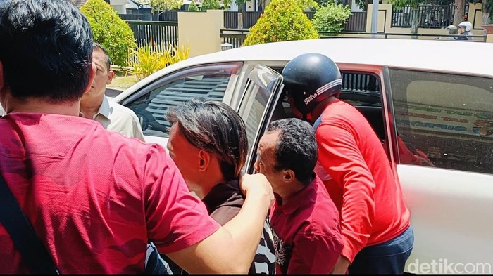 Suami dan anak kandung pembunuh istri sekaligus ibu di Probolinggo.