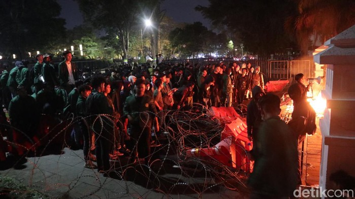 Suasana demo mahasiswa di Gedung Sate Bandung, Jumat (29/9/2023).