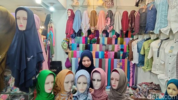 Suasana di Pasar Grosir Surabaya yang sepi disebut imbas TikTok Shop.