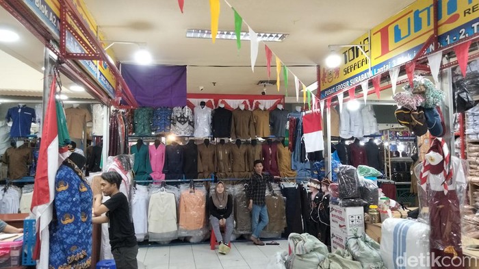 Suasana di Pasar Grosir Surabaya yang sepi disebut imbas TikTok Shop.