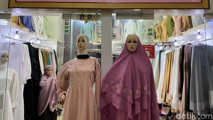Suasana salah satu toko di Jembatan Merah Plaza yang sepi disebut imbas TikTok Shop.