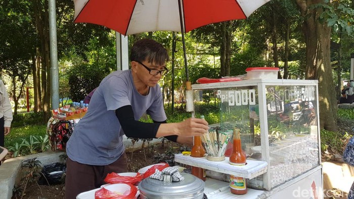 Sudirman (56) penjual mie sakura Bandung