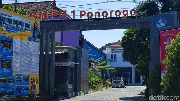 Sumbangan mobil SMPN 1 Ponorogo
