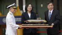 Presiden Taiwan Tsai Ing-wen memimpin upacara peresmian kapal yang dinamai Narwhal di galangan kapal selam Kota Kaohsiung, Taiwan, Kamis (28/9/2023). Narwhal atau Hai Kun dalam bahasa Mandarin berarti monster laut.  