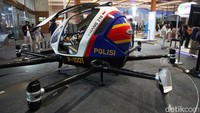 Informasi nih untuk traveler, saat ini taksi terbang belum bisa beroperasi karena masih mengurus regulasi dan perizinan. Taksi terbang ini berupa drone berukuran besar bernama EHang 216 yang mampu membawa beban 250 kg.