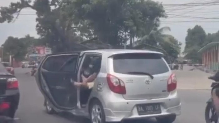 Tangkapan layar video viral wanita meminta tolong dari dalam mobil di Padang