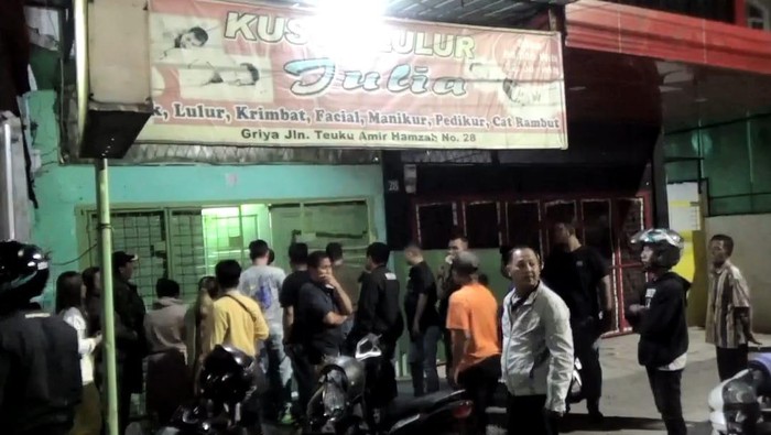 Tangkapan layar warga memadati lokasi pembunuhan tukang kusuk di panti pijat Medan