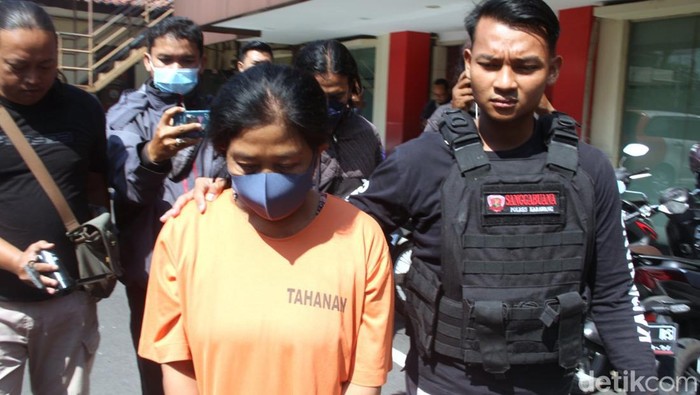 Tersangka bandar judi togel online saat gelandang polisi di Mapolres Karawang